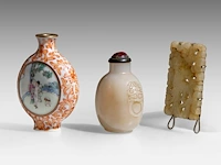 A group of chinese pocket things, incl. a snuff bottle with an erotic scene, republic period, h 6 - 7,3 cm / 5,7 x 3,7 cm (3) - afbeelding 2 van  7