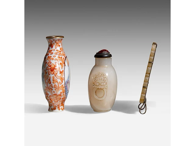 A group of chinese pocket things, incl. a snuff bottle with an erotic scene, republic period, h 6 - 7,3 cm / 5,7 x 3,7 cm (3) - afbeelding 3 van  7