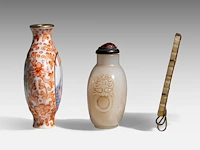 A group of chinese pocket things, incl. a snuff bottle with an erotic scene, republic period, h 6 - 7,3 cm / 5,7 x 3,7 cm (3) - afbeelding 3 van  7