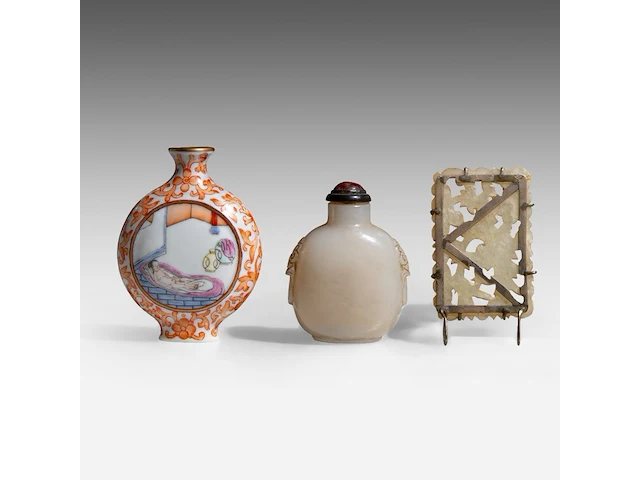 A group of chinese pocket things, incl. a snuff bottle with an erotic scene, republic period, h 6 - 7,3 cm / 5,7 x 3,7 cm (3) - afbeelding 4 van  7