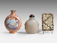 A group of chinese pocket things, incl. a snuff bottle with an erotic scene, republic period, h 6 - 7,3 cm / 5,7 x 3,7 cm (3) - afbeelding 4 van  7