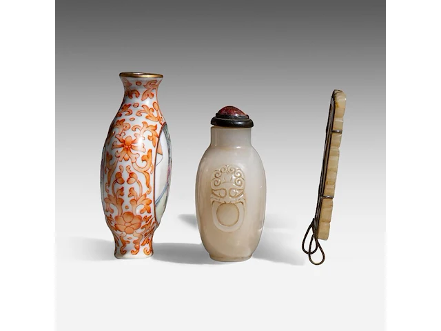 A group of chinese pocket things, incl. a snuff bottle with an erotic scene, republic period, h 6 - 7,3 cm / 5,7 x 3,7 cm (3) - afbeelding 5 van  7