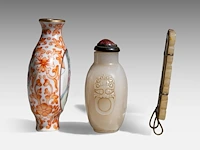 A group of chinese pocket things, incl. a snuff bottle with an erotic scene, republic period, h 6 - 7,3 cm / 5,7 x 3,7 cm (3) - afbeelding 5 van  7