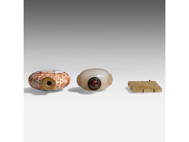 A group of chinese pocket things, incl. a snuff bottle with an erotic scene, republic period, h 6 - 7,3 cm / 5,7 x 3,7 cm (3) - afbeelding 6 van  7