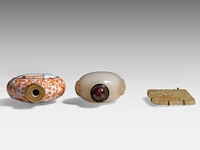 A group of chinese pocket things, incl. a snuff bottle with an erotic scene, republic period, h 6 - 7,3 cm / 5,7 x 3,7 cm (3) - afbeelding 6 van  7