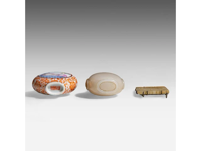 A group of chinese pocket things, incl. a snuff bottle with an erotic scene, republic period, h 6 - 7,3 cm / 5,7 x 3,7 cm (3) - afbeelding 7 van  7