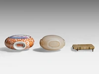 A group of chinese pocket things, incl. a snuff bottle with an erotic scene, republic period, h 6 - 7,3 cm / 5,7 x 3,7 cm (3) - afbeelding 7 van  7