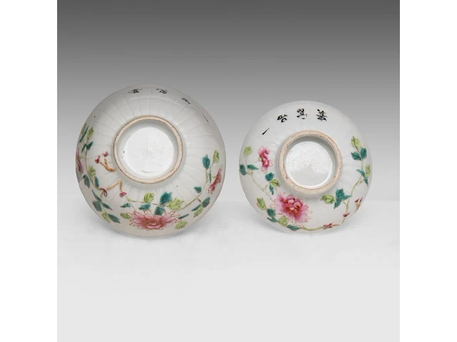 A group of chinese snuff bottles, a famille rose gaiwan lidded tea bowl, two carved rose quartz plaques, late qing, the largest h 7,5 - ø 9,5 cm - afbeelding 2 van  11