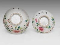 A group of chinese snuff bottles, a famille rose gaiwan lidded tea bowl, two carved rose quartz plaques, late qing, the largest h 7,5 - ø 9,5 cm - afbeelding 2 van  11