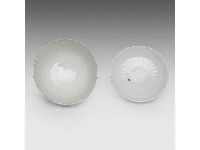 A group of chinese snuff bottles, a famille rose gaiwan lidded tea bowl, two carved rose quartz plaques, late qing, the largest h 7,5 - ø 9,5 cm - afbeelding 3 van  11