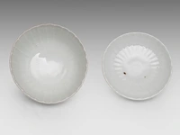 A group of chinese snuff bottles, a famille rose gaiwan lidded tea bowl, two carved rose quartz plaques, late qing, the largest h 7,5 - ø 9,5 cm - afbeelding 3 van  11