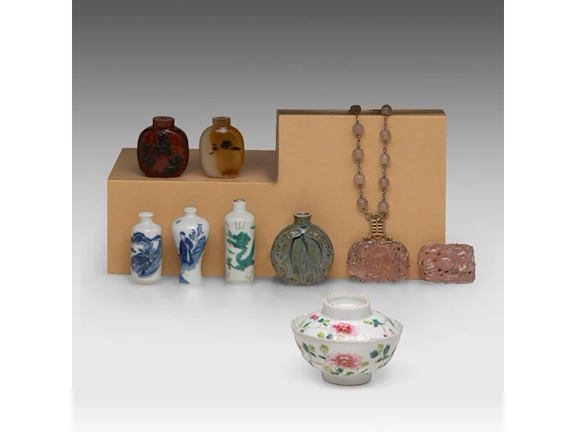 A group of chinese snuff bottles, a famille rose gaiwan lidded tea bowl, two carved rose quartz plaques, late qing, the largest h 7,5 - ø 9,5 cm - afbeelding 1 van  11