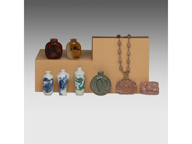 A group of chinese snuff bottles, a famille rose gaiwan lidded tea bowl, two carved rose quartz plaques, late qing, the largest h 7,5 - ø 9,5 cm - afbeelding 4 van  11