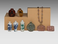 A group of chinese snuff bottles, a famille rose gaiwan lidded tea bowl, two carved rose quartz plaques, late qing, the largest h 7,5 - ø 9,5 cm - afbeelding 4 van  11