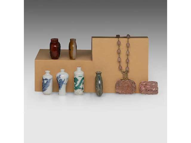 A group of chinese snuff bottles, a famille rose gaiwan lidded tea bowl, two carved rose quartz plaques, late qing, the largest h 7,5 - ø 9,5 cm - afbeelding 5 van  11