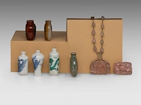 A group of chinese snuff bottles, a famille rose gaiwan lidded tea bowl, two carved rose quartz plaques, late qing, the largest h 7,5 - ø 9,5 cm - afbeelding 5 van  11
