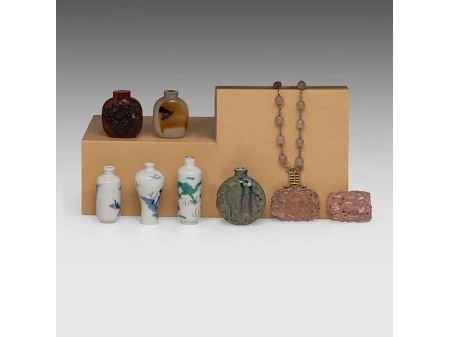 A group of chinese snuff bottles, a famille rose gaiwan lidded tea bowl, two carved rose quartz plaques, late qing, the largest h 7,5 - ø 9,5 cm - afbeelding 6 van  11