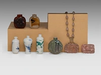 A group of chinese snuff bottles, a famille rose gaiwan lidded tea bowl, two carved rose quartz plaques, late qing, the largest h 7,5 - ø 9,5 cm - afbeelding 6 van  11