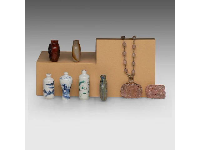 A group of chinese snuff bottles, a famille rose gaiwan lidded tea bowl, two carved rose quartz plaques, late qing, the largest h 7,5 - ø 9,5 cm - afbeelding 7 van  11