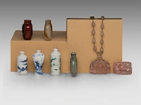 A group of chinese snuff bottles, a famille rose gaiwan lidded tea bowl, two carved rose quartz plaques, late qing, the largest h 7,5 - ø 9,5 cm - afbeelding 7 van  11