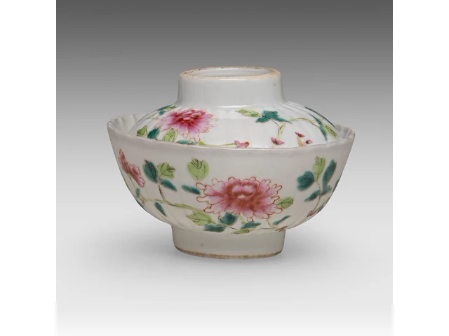 A group of chinese snuff bottles, a famille rose gaiwan lidded tea bowl, two carved rose quartz plaques, late qing, the largest h 7,5 - ø 9,5 cm - afbeelding 8 van  11