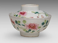 A group of chinese snuff bottles, a famille rose gaiwan lidded tea bowl, two carved rose quartz plaques, late qing, the largest h 7,5 - ø 9,5 cm - afbeelding 8 van  11