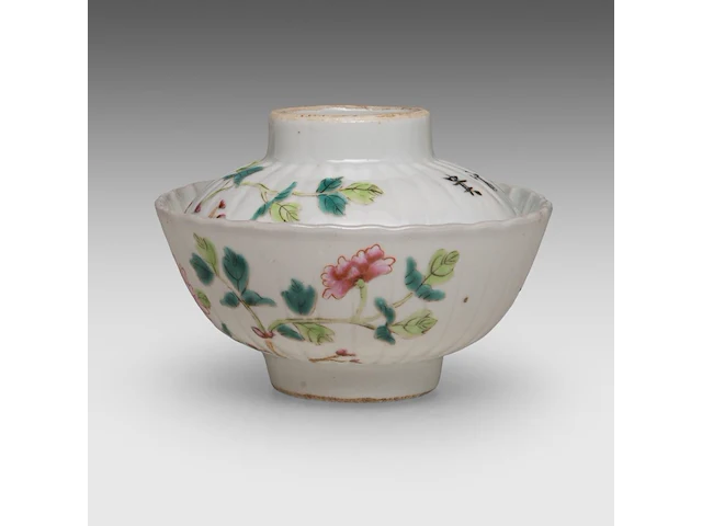 A group of chinese snuff bottles, a famille rose gaiwan lidded tea bowl, two carved rose quartz plaques, late qing, the largest h 7,5 - ø 9,5 cm - afbeelding 9 van  11