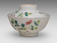A group of chinese snuff bottles, a famille rose gaiwan lidded tea bowl, two carved rose quartz plaques, late qing, the largest h 7,5 - ø 9,5 cm - afbeelding 9 van  11