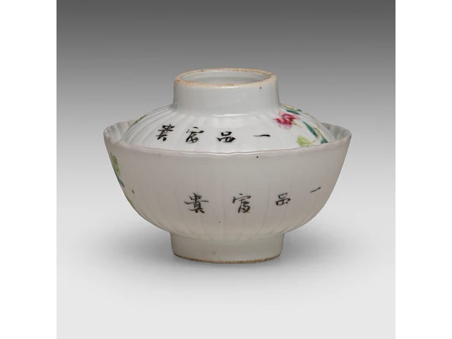 A group of chinese snuff bottles, a famille rose gaiwan lidded tea bowl, two carved rose quartz plaques, late qing, the largest h 7,5 - ø 9,5 cm - afbeelding 10 van  11