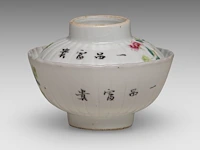 A group of chinese snuff bottles, a famille rose gaiwan lidded tea bowl, two carved rose quartz plaques, late qing, the largest h 7,5 - ø 9,5 cm - afbeelding 10 van  11