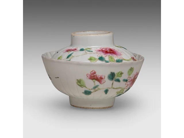 A group of chinese snuff bottles, a famille rose gaiwan lidded tea bowl, two carved rose quartz plaques, late qing, the largest h 7,5 - ø 9,5 cm - afbeelding 11 van  11