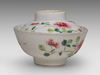 A group of chinese snuff bottles, a famille rose gaiwan lidded tea bowl, two carved rose quartz plaques, late qing, the largest h 7,5 - ø 9,5 cm - afbeelding 11 van  11