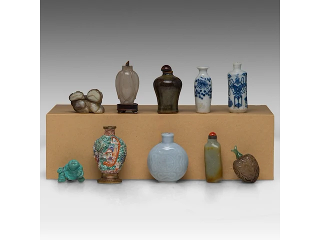 A group of chinese snuff bottles and carved mineral playthings, 20thc, h 6 - 8,1 cm - afbeelding 1 van  4