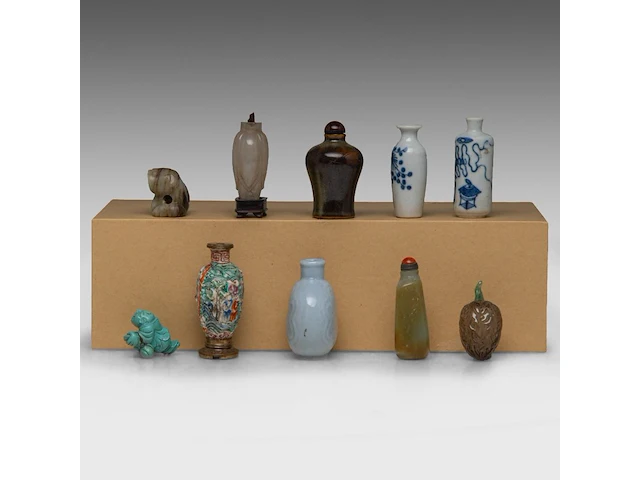 A group of chinese snuff bottles and carved mineral playthings, 20thc, h 6 - 8,1 cm - afbeelding 2 van  4