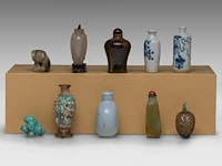 A group of chinese snuff bottles and carved mineral playthings, 20thc, h 6 - 8,1 cm - afbeelding 2 van  4