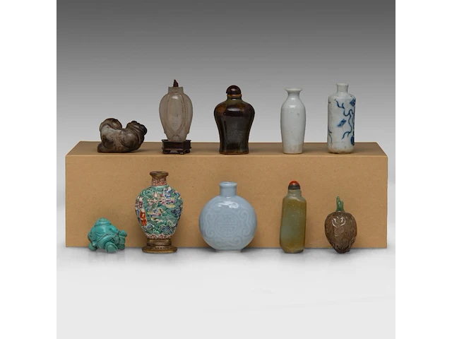 A group of chinese snuff bottles and carved mineral playthings, 20thc, h 6 - 8,1 cm - afbeelding 3 van  4