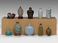 A group of chinese snuff bottles and carved mineral playthings, 20thc, h 6 - 8,1 cm - afbeelding 3 van  4