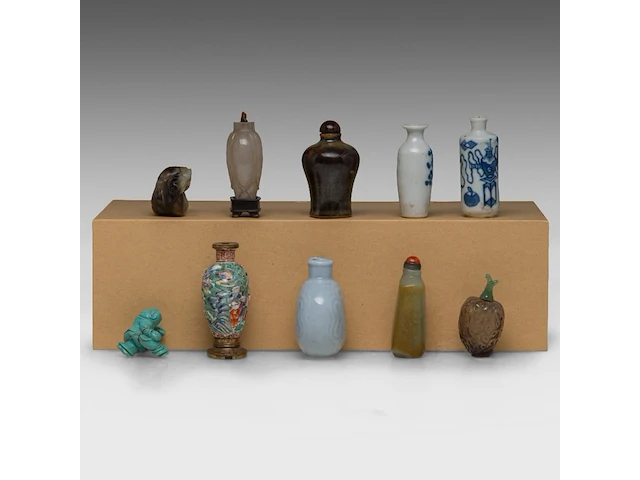 A group of chinese snuff bottles and carved mineral playthings, 20thc, h 6 - 8,1 cm - afbeelding 4 van  4