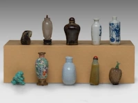 A group of chinese snuff bottles and carved mineral playthings, 20thc, h 6 - 8,1 cm - afbeelding 4 van  4