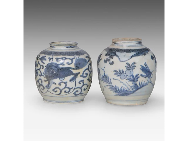 A group of seven chinese blue and white shipwreck jarlets, decoration incl. 'buddhist lion' and 'grasshopper', ming dynasty, tallest h 4 - 15 cm - afbeelding 2 van  7