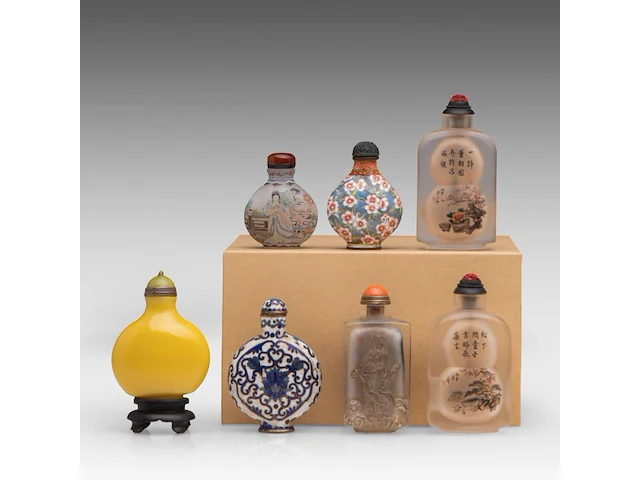 A group of seven snuff bottles, incl. a cloisonné enamelled on copper, with a qianlong mark, 20thc, h 5,4 - 8,2 cm - afbeelding 1 van  4