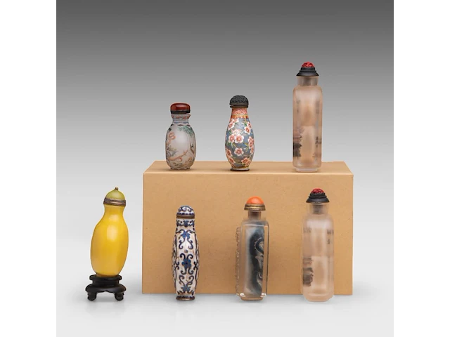 A group of seven snuff bottles, incl. a cloisonné enamelled on copper, with a qianlong mark, 20thc, h 5,4 - 8,2 cm - afbeelding 2 van  4