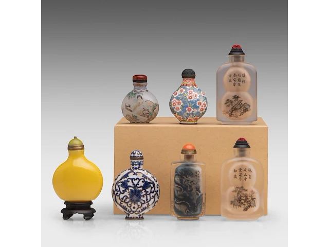 A group of seven snuff bottles, incl. a cloisonné enamelled on copper, with a qianlong mark, 20thc, h 5,4 - 8,2 cm - afbeelding 3 van  4