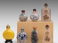 A group of seven snuff bottles, incl. a cloisonné enamelled on copper, with a qianlong mark, 20thc, h 5,4 - 8,2 cm - afbeelding 3 van  4