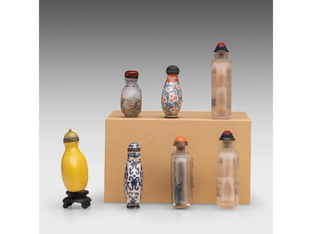 A group of seven snuff bottles, incl. a cloisonné enamelled on copper, with a qianlong mark, 20thc, h 5,4 - 8,2 cm - afbeelding 4 van  4