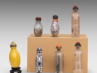 A group of seven snuff bottles, incl. a cloisonné enamelled on copper, with a qianlong mark, 20thc, h 5,4 - 8,2 cm - afbeelding 4 van  4