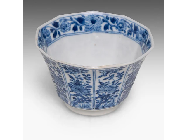 A group of ten chinese blue and white wares, incl. two kangxi floral decorated small dishes, 17thc and 18thc, largest 23 x 31 cm - afbeelding 3 van  12