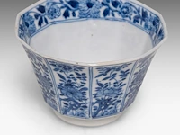 A group of ten chinese blue and white wares, incl. two kangxi floral decorated small dishes, 17thc and 18thc, largest 23 x 31 cm - afbeelding 3 van  12
