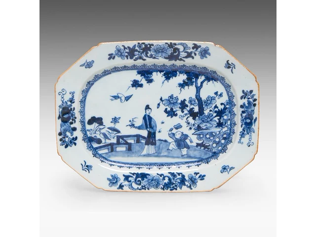 A group of ten chinese blue and white wares, incl. two kangxi floral decorated small dishes, 17thc and 18thc, largest 23 x 31 cm - afbeelding 4 van  12