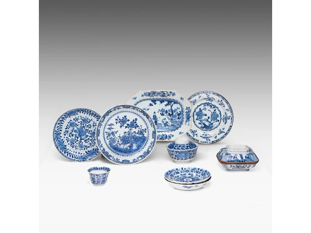 A group of ten chinese blue and white wares, incl. two kangxi floral decorated small dishes, 17thc and 18thc, largest 23 x 31 cm - afbeelding 1 van  12